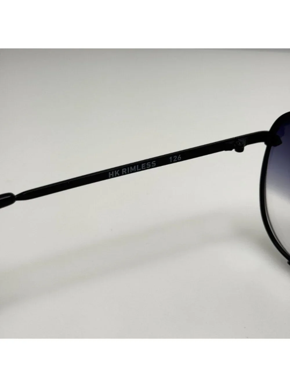 Quay Sunglasses HK Rimless 126 Black B